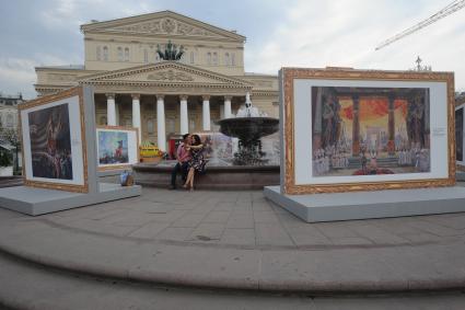 Москва. Юноша и девушка  на Театральной площади.