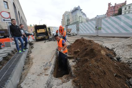 Москва.   Ремонтно-дорожные работы в Театральном проезде.