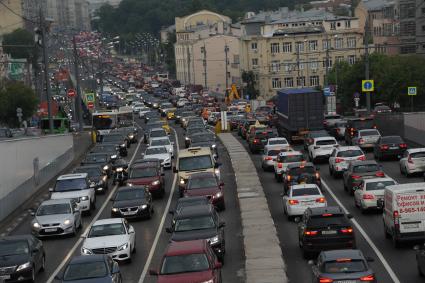 Москва.  Дорожное движение на улицах города.