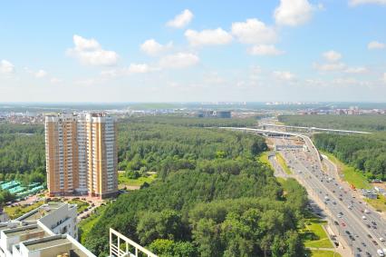 Москва.  Автомобильное движение  на  дорожной развязке  пересечения МКАД с Ленинским проспектом.