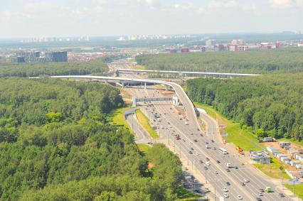 Москва.  Автомобильное движение  на  дорожной развязке  пересечения МКАД с Ленинским проспектом.