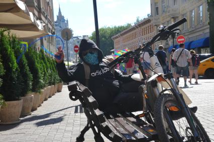 Москва. Корреспондент `Комсомольской правды` Олег Адамович проводит  эксперимент возможности кражи велосипеда в центре города.