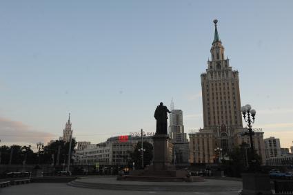 Москва. Здание гостиницы `Ленинградская` и памятник первому министру путей сообщения Павлу  Мельникову на Комсомольской площади.