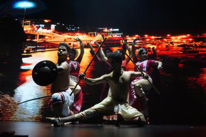 Екатеринбург. Индийские артисты исполняют традиционные танцы  во время церемонии открытия международной промышленной выставки \'Иннопром 2016\'