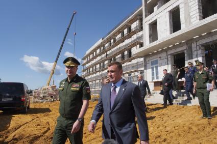 Тула. Врио губернатора Тульской области Алексей Дюмин  (справа)  и  заместитель министра обороны    Тимур Иванов на строительстве суворовского училища в Туле .