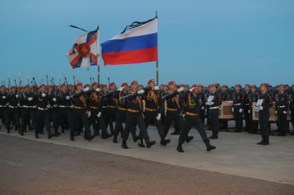 Московская область, Жуковский.  Во время встречи на аэродроме Раменское спецборта МЧС РФ с телами членов экипажа самолета Ил-76, потерпевшего крушение в Иркутской области 1 июля 2016 года во время тушения лесных пожаров.