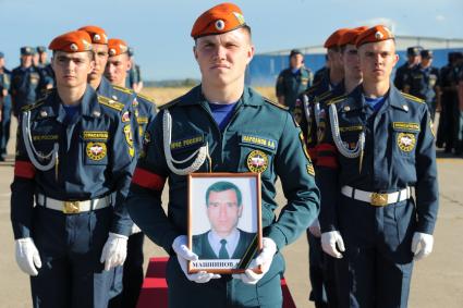 Московская область, Жуковский. Во время встречи на аэродроме Раменское спецборта МЧС РФ с телами членов экипажа самолета Ил-76, потерпевшего крушение в Иркутской области 1 июля 2016 года во время тушения лесных пожаров.