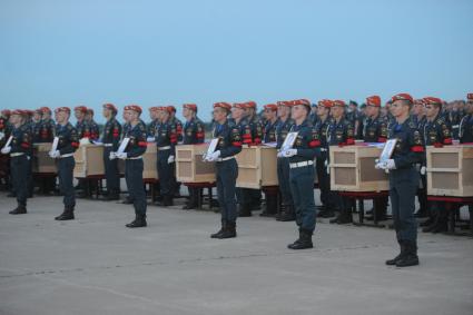 Московская область, Жуковский.  Во время встречи на аэродроме Раменское спецборта МЧС РФ с телами членов экипажа самолета Ил-76, потерпевшего крушение в Иркутской области 1 июля 2016 года во время тушения лесных пожаров.