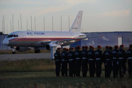 Московская область, Жуковский.  Во время встречи на аэродроме Раменское спецборта МЧС РФ с телами членов экипажа самолета Ил-76, потерпевшего крушение в Иркутской области 1 июля 2016 года во время тушения лесных пожаров.