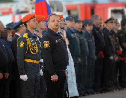 Московская область, Жуковский.  Министр РФ по делам гражданской обороны, чрезвычайным ситуациям и ликвидации последствий стихийных бедствий Владимир Пучков (в центре) во время встречи на аэродроме Раменское спецборта МЧС РФ с телами членов экипажа самолета Ил-76, потерпевшего крушение в Иркутской области 1 июля 2016 года во время тушения лесных пожаров.