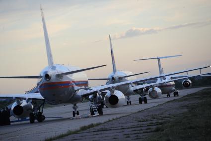 Московская область, Жуковский. Во время встречи на аэродроме Раменское спецборта МЧС РФ с телами членов экипажа самолета Ил-76, потерпевшего крушение в Иркутской области 1 июля 2016 года во время тушения лесных пожаров.