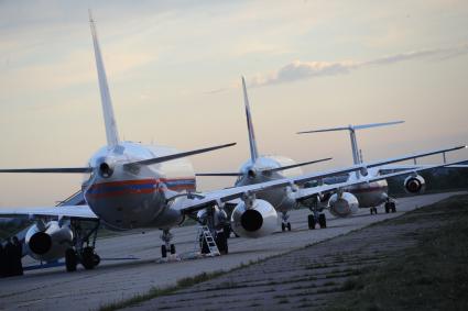 Московская область, Жуковский.  Во время встречи на аэродроме Раменское спецборта МЧС РФ с телами членов экипажа самолета Ил-76, потерпевшего крушение в Иркутской области 1 июля 2016 года во время тушения лесных пожаров.