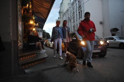 Москва.  Прохожие на улице Малая Бронная.