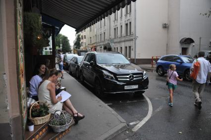 Москва.  Девушки в летнем кафе на Малой Бронной.