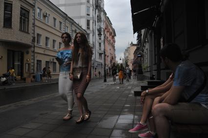 Москва. Девушки гуляют по улице Малая Бронная.
