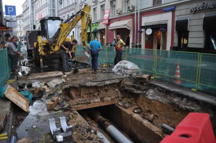 Москва.  Дорожные работы в Спиридоньевском переулке.