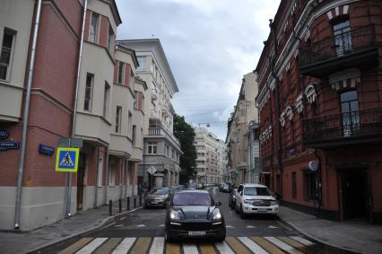 Москва.  Пешеходный переход на углу Малого Козихинского  переулка и Малой Бронной улицы.