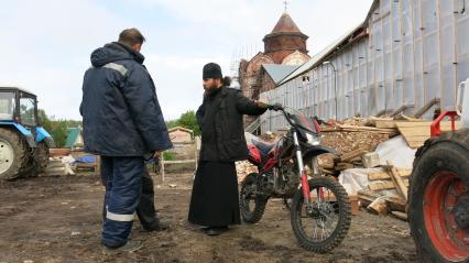 Архангельская область, Соловецкий архипелаг. Остров Анзер. Настоятель Свято-Троицкого Анзерского скита отец Георгий (справа).