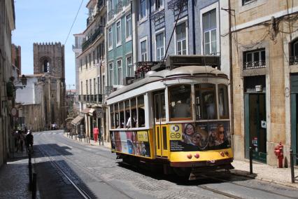 Португалия. Лиссабон. Трамвай на одной из улиц города.