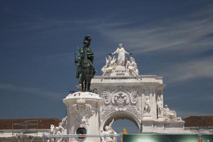 Португалия. Лиссабон.  Вид на конную статую Жозе I и на арку Торговой площади (Праса-ду-Комерсиу).