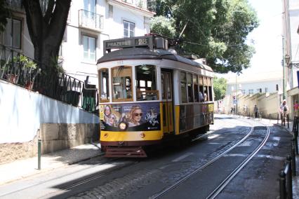 Португалия. Лиссабон. Трамвай на одной из улиц города.