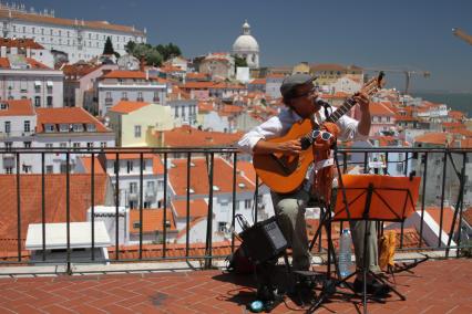 Португалия. Лиссабон.  Мужчина играет на гитаре.