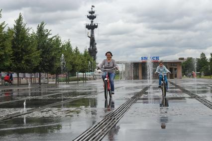 Москва. Корреспондент газеты`Комсомольская правда`  Наталья Варсегова прокатилась на велосипеле  по сухому фонтану на Крымской набережной.