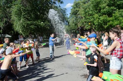 Волгоград. Молодежь поливает друг друга водой.