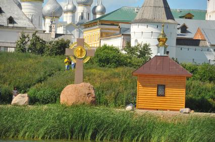 Ростов Великий.  Поклонный крест на берегу озера Неро.