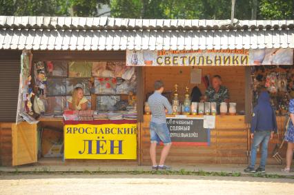 Ростов Великий. Туристы в сувенирной лавке города.