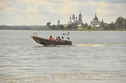 Ростов Великий.   Вид на Спасо-Яковлевский Димитриев монастырь со стороны озера Неро.