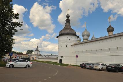 Ростов Великий. Вид на  музей-заповедник Ростовский Кремль . Крепостная  стена.