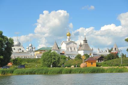 Ростов Великий.    Вид на Ростовский  Кремль со стороны озера Неро.