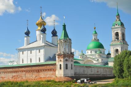 Ростов Великий.    Вид на Спасо-Яковлевский Димитриев монастырь со стороны озера Неро.