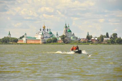 Ростов Великий.    Вид на Спасо-Яковлевский Димитриев монастырь со стороны озера Неро.