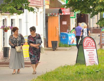 Ростов Великий. Женщины на улице города.