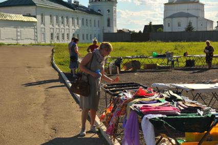 Ростов Великий. Туристы рассматривают сувениры в Спасо-Яковлевском Димитриевом монастыре.