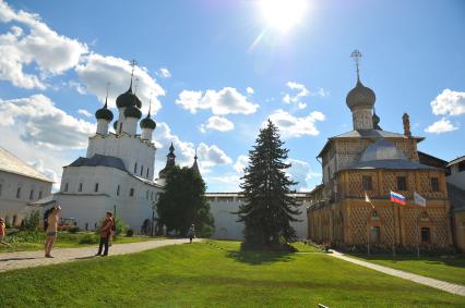 Ростов Великий. Туристы на территории Ростовского Кремля.