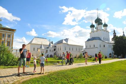 Ростов Великий. Туристы на территории Ростовского Кремля.