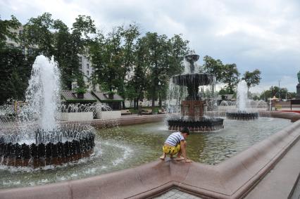 Москва. Мальчик играет у фонтана в Пушкинском сквере.