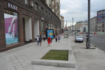Москва. Пешеходы на Тверской улице.