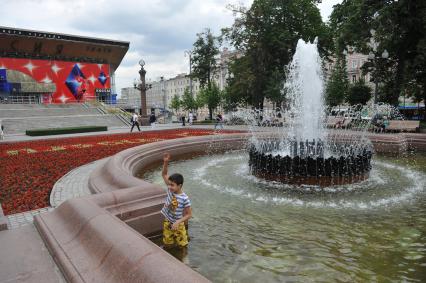 Москва. Мальчик играет в фонтане в Пушкинского  сквера.