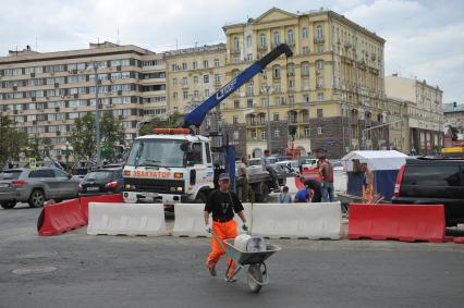 Москва. Ремонтные работы на Тверской улице.