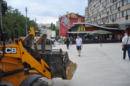 Москва. Пешеходы на улице Большая Бронная около `Макдональдса`.