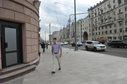 Москва. Пешеходы на Тверской улице.