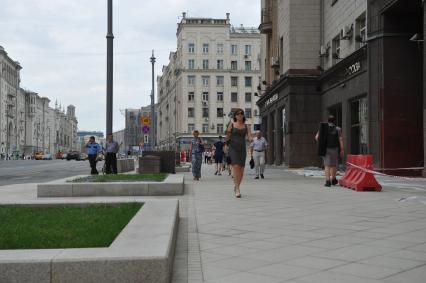 Москва. Пешеходы на Тверской улице.