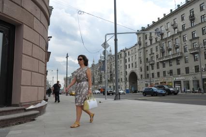 Москва. Пешеходы на Тверской улице.