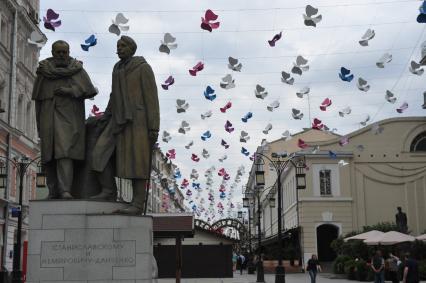 Москва.  Памятник Станиславскому и Немировичу-Данченко в Камергерском переулке.