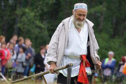 Свердловская область. Участник 6-го международного турнира косарей в поселке Арти