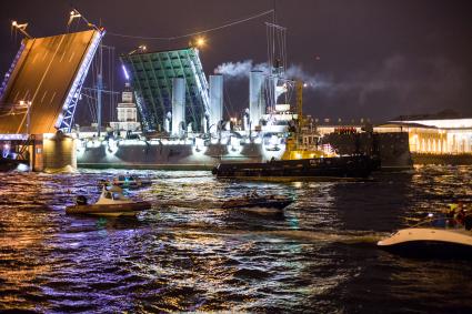 Санкт-Петербург. Буксировка отреставрированного крейсера `Аврора` к месту постоянной стоянки у Петроградской набережной.